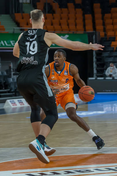 举足轻重的 举足轻重的