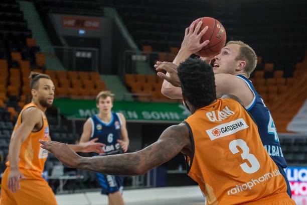 在激烈对抗 在激烈对抗